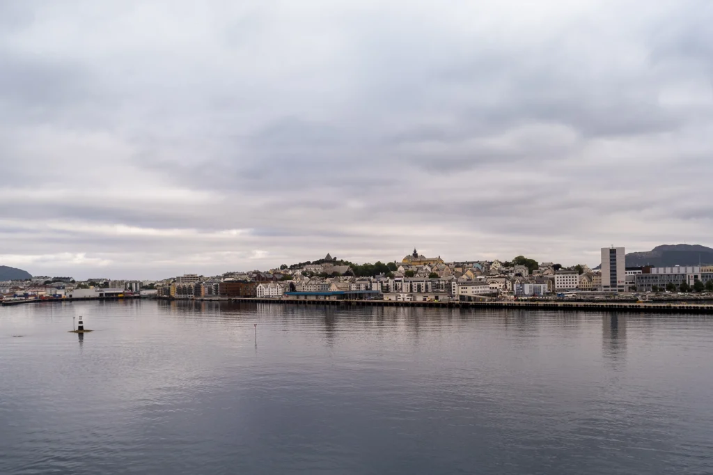 Vista panorámica de Akureyri junto al fiordo Eyjafjörður en Islandia con cielo nublado