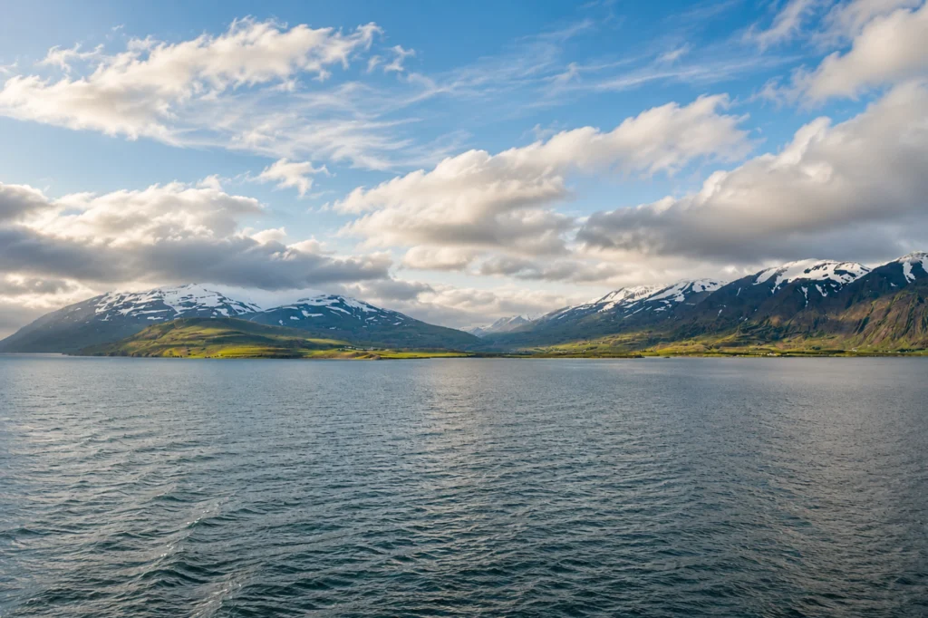 Fiordo Eyjafjörður en Akureyri con montañas nevadas y paisaje natural en Islandia