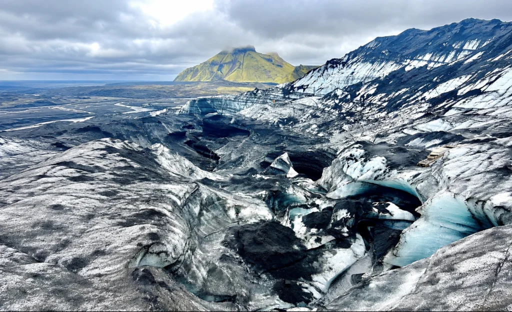 Glaciar Katla en Islandia con grietas de hielo y ceniza volcánica en paisaje montañoso
