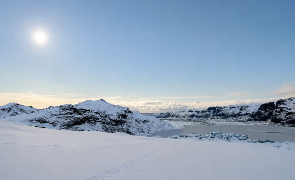 Paisaje nevado en Islandia con glaciar y laguna helada bajo cielo despejado