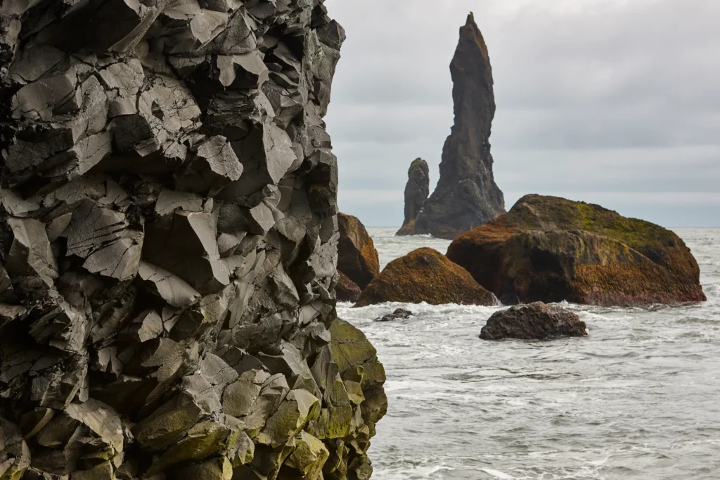 Columnas de basalto y farallones Reynisdrangar en la playa de Reynisfjara, Islandia