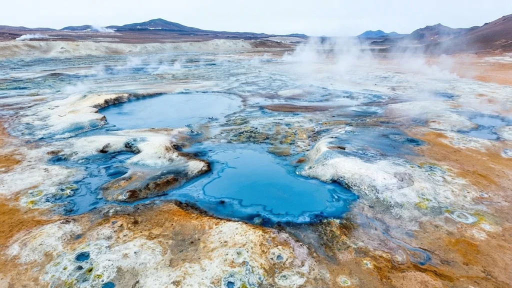 Área geotérmica en Mývatn con pozas de agua caliente, vapor y suelos minerales en Islandia