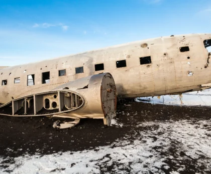 Avión abandonado en Sólheimasandur sobre arena volcánica en Islandia