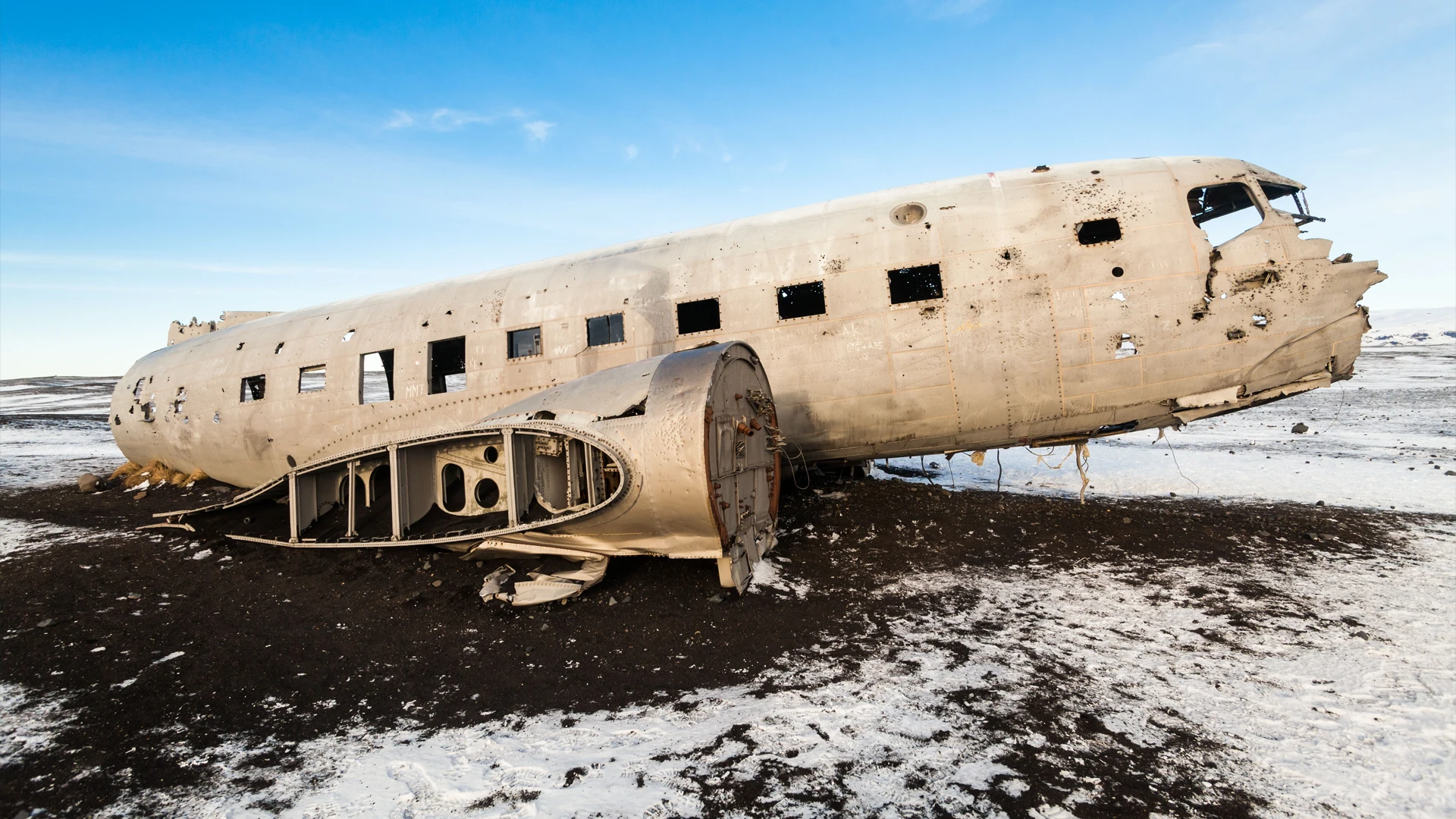 Avión abandonado en Sólheimasandur sobre arena volcánica en Islandia
