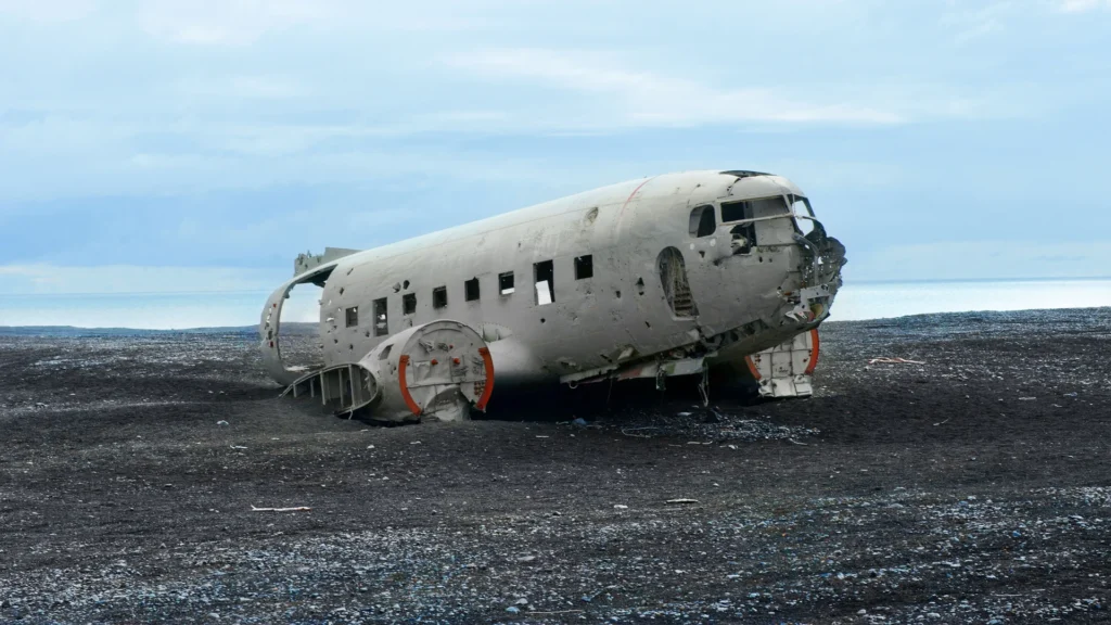 Avión DC-3 estrellado en Sólheimasandur sobre arena volcánica en Islandia