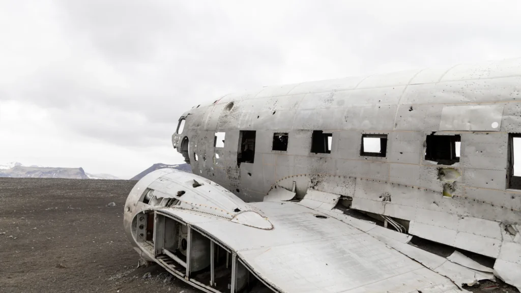 Avión abandonado de Sólheimasandur en playa volcánica negra de Islandia