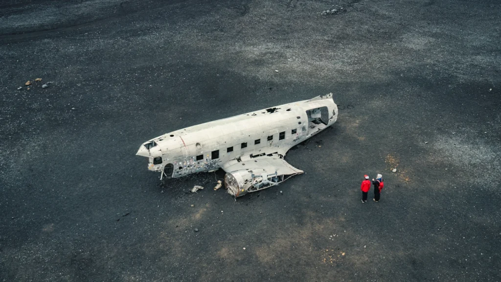 Vista aérea del avión de Sólheimasandur con turistas en la playa volcánica de Islandia