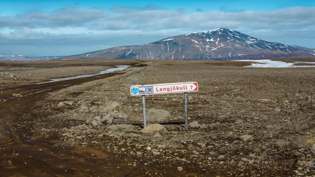 Señal hacia el glaciar Langjökull en Islandia en paisaje volcánico con montaña al fondo