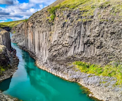 Cañón Stuðlagil con columnas de basalto y río turquesa en Islandia