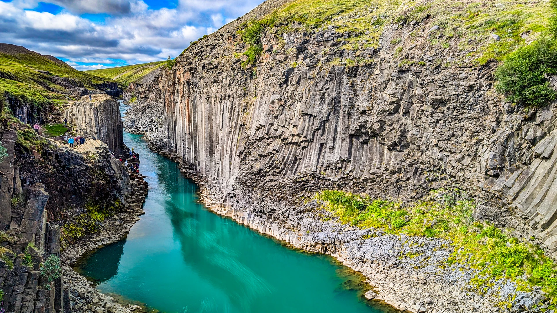 Cañón Stuðlagil con columnas de basalto y río turquesa en Islandia