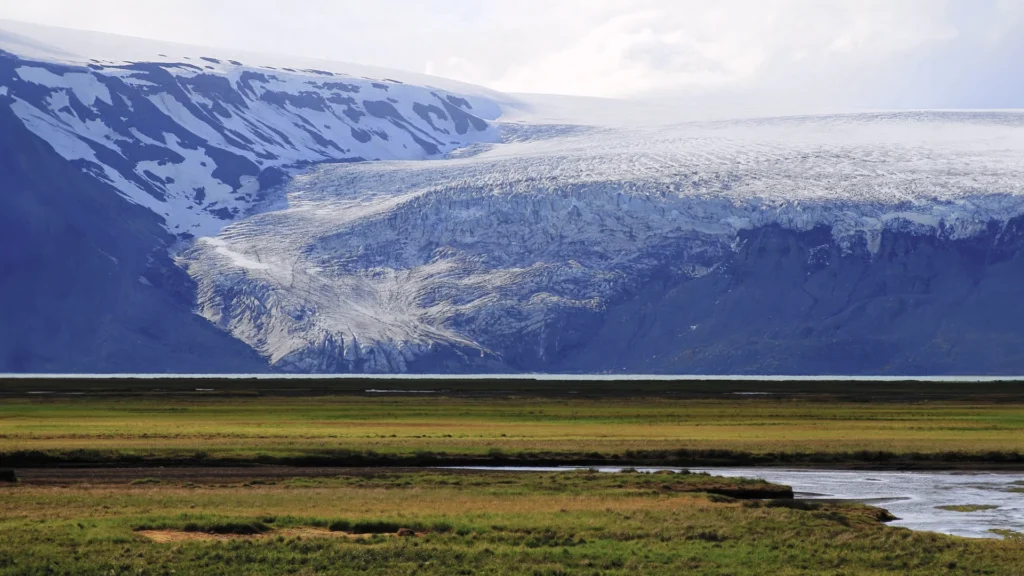 Lengua glaciar del Langjökull descendiendo hacia valle verde en Islandia