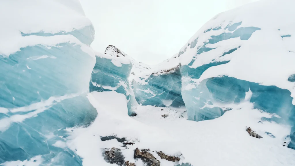 Formaciones de hielo azul en el glaciar Langjökull en Islandia cubiertas de nieve