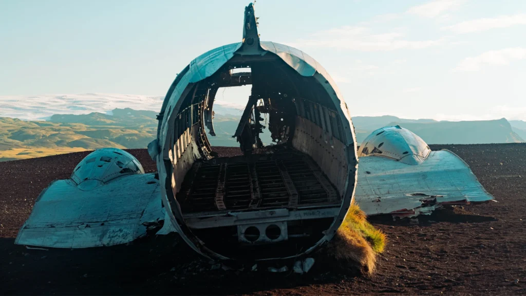 Interior del avión de Sólheimasandur con fuselaje abierto en Islandia
