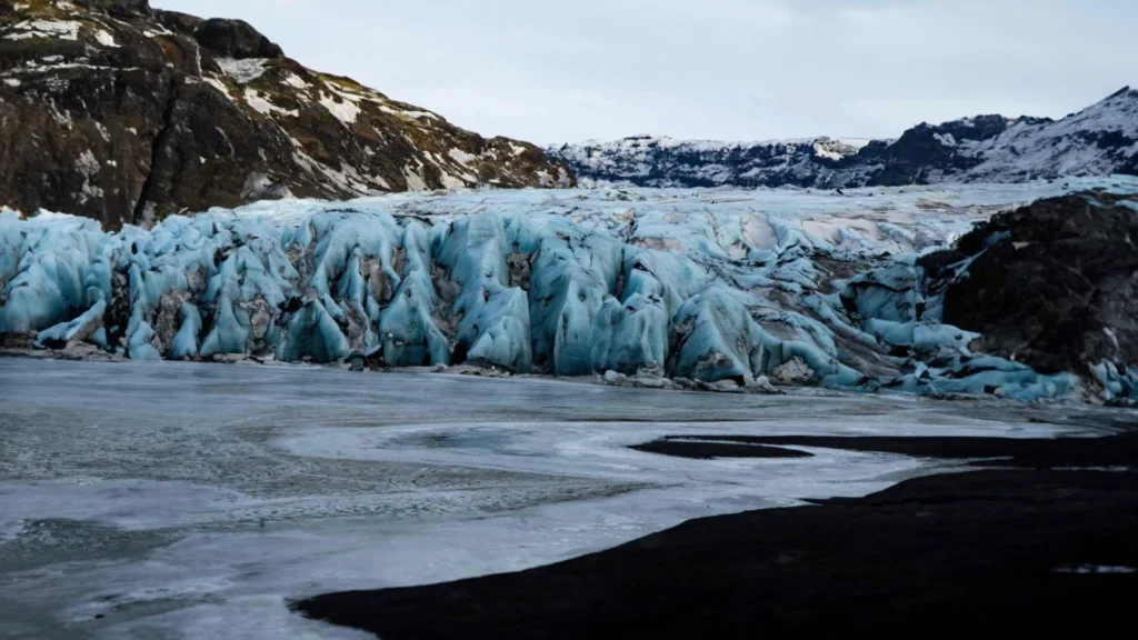 Lengua glaciar del Langjökull en Islandia con hielo azul y laguna helada