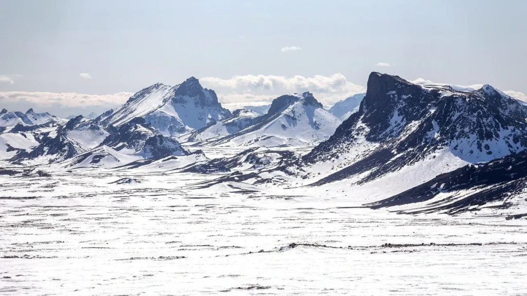 Montañas nevadas en Islandia con paisaje volcánico cubierto de nieve en invierno
