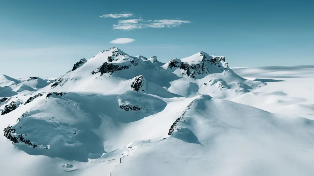 Montañas nevadas en Islandia con picos volcánicos y paisaje glaciar
