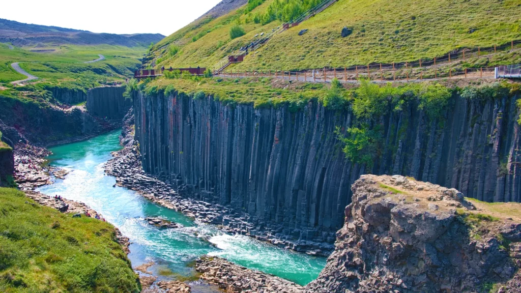 Cañón Stuðlagil con columnas de basalto, río turquesa y sendero panorámico en Islandia
