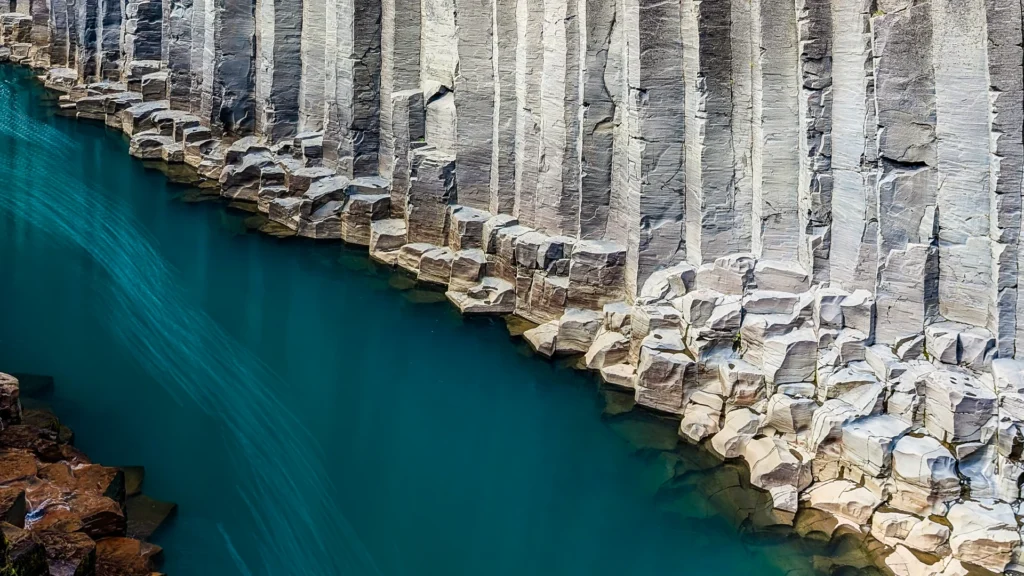 Columnas de basalto en Stuðlagil junto a río turquesa en Islandia