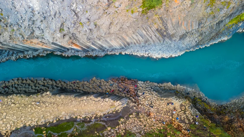 Vista aérea del cañón Stuðlagil con columnas de basalto y río turquesa