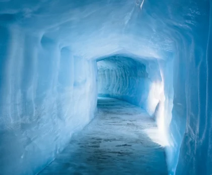 Túnel de hielo en el glaciar Langjökull en Islandia con paredes azules y pasillo interior