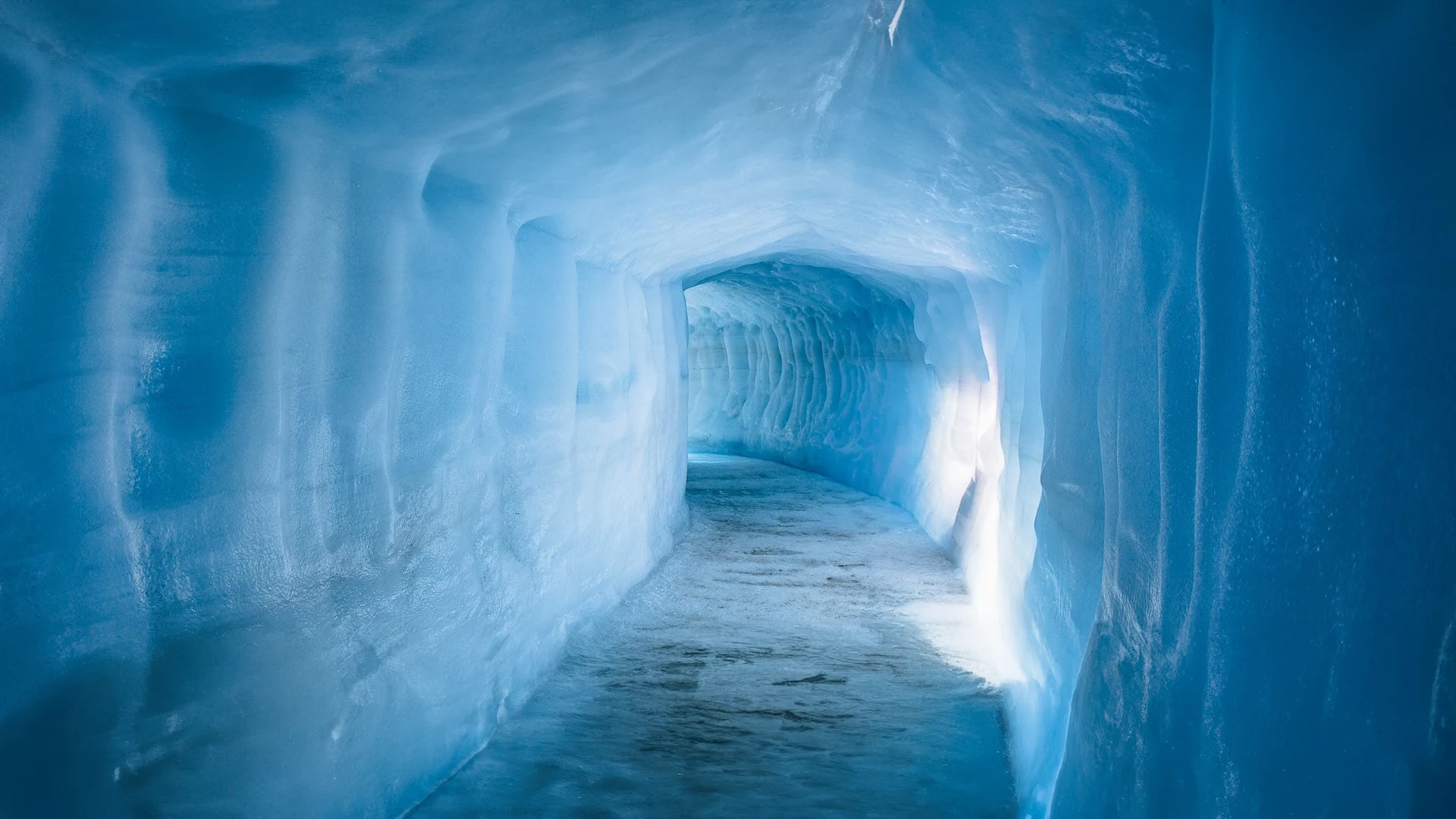 Túnel de hielo en el glaciar Langjökull en Islandia con paredes azules y pasillo interior