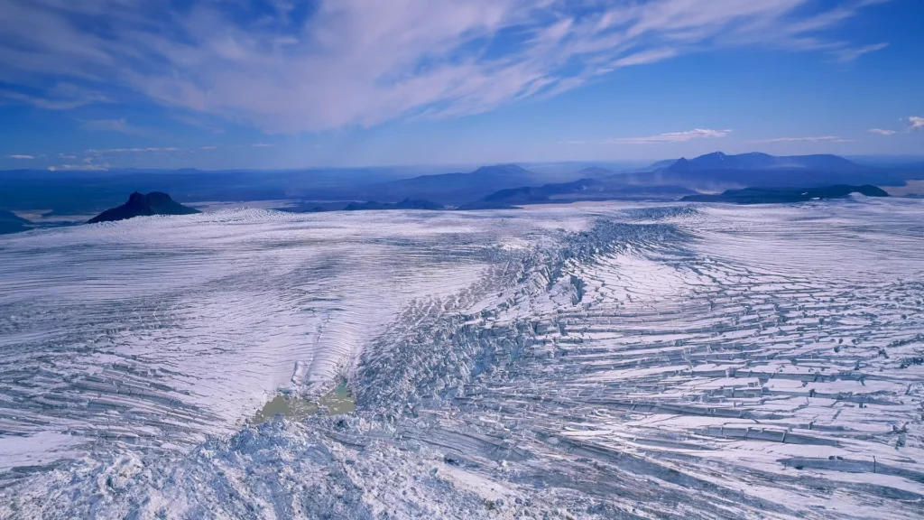 Vista aérea del glaciar Langjökull en Islandia con grietas de hielo y paisaje ártico
