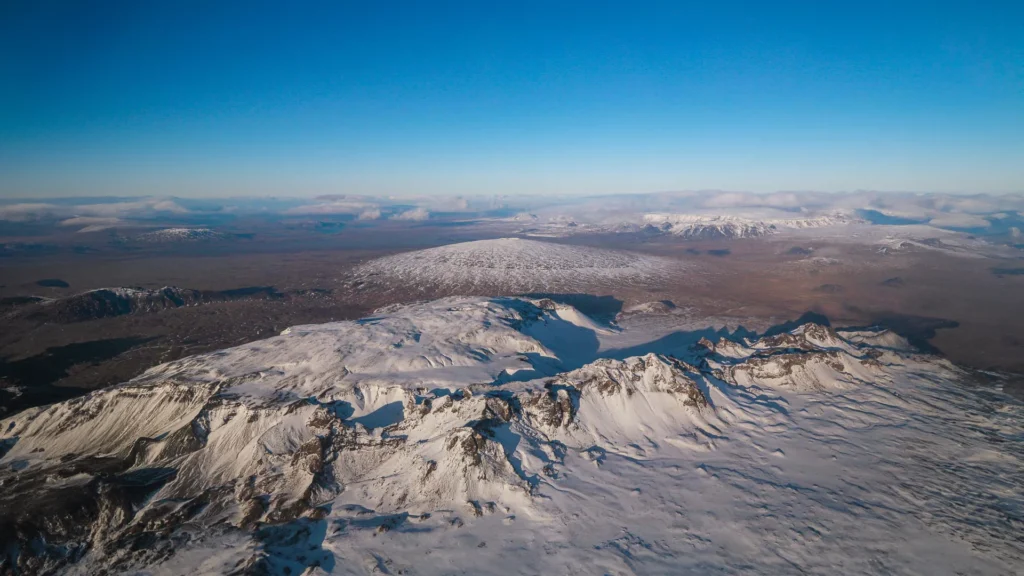 Vista aérea del glaciar Langjökull en Islandia con montañas nevadas y paisaje volcánico