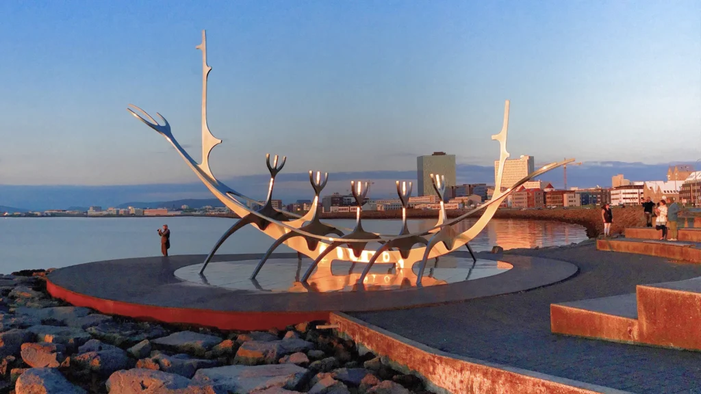 Escultura Viajero del Sol iluminada por la luz cálida del atardecer en Reikiavik, Islandia.