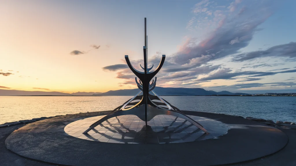 Escultura Viajero del Sol al atardecer junto al mar en Reikiavik, Islandia.