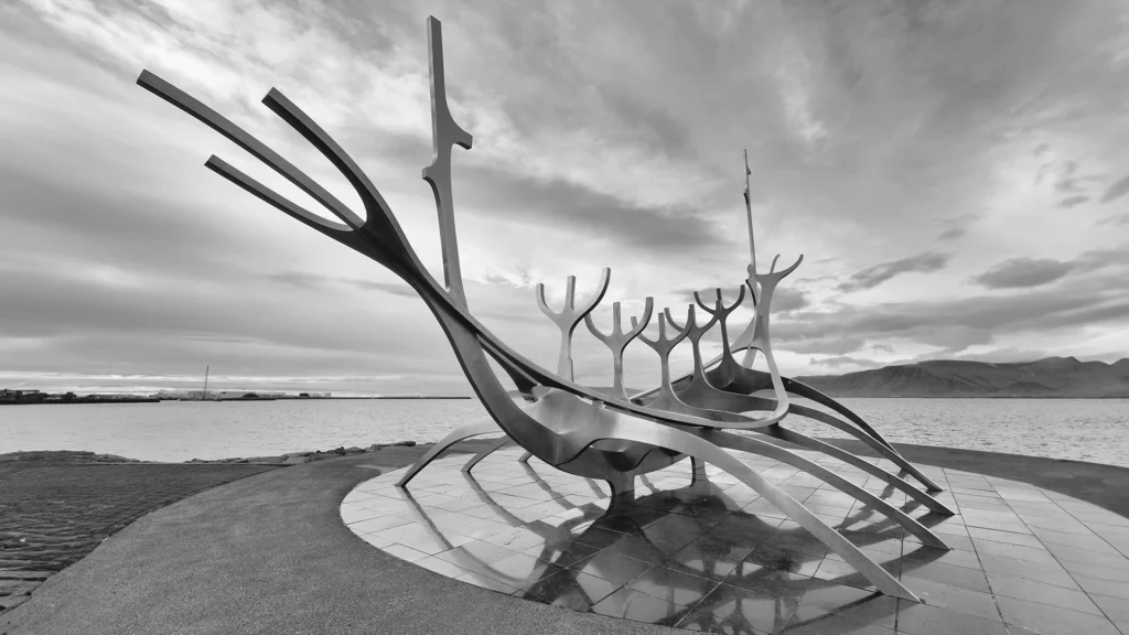 Escultura Viajero del Sol en blanco y negro junto al mar en Reikiavik, Islandia.