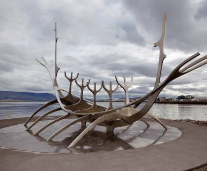 Escultura Viajero del Sol junto al mar en Reikiavik, Islandia, bajo un cielo nublado.