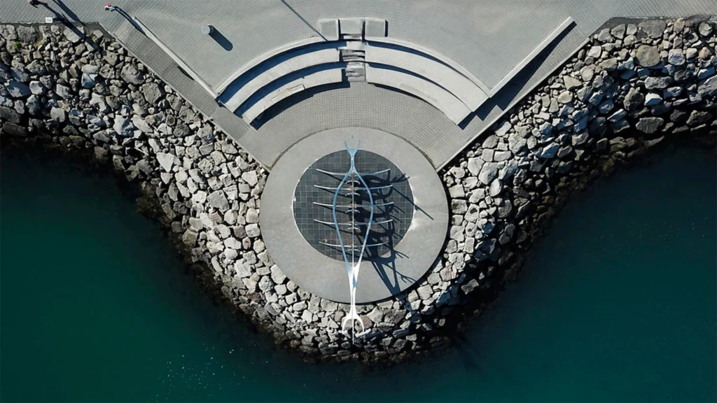Vista aérea del Viajero del Sol junto al paseo marítimo de Reikiavik, Islandia.