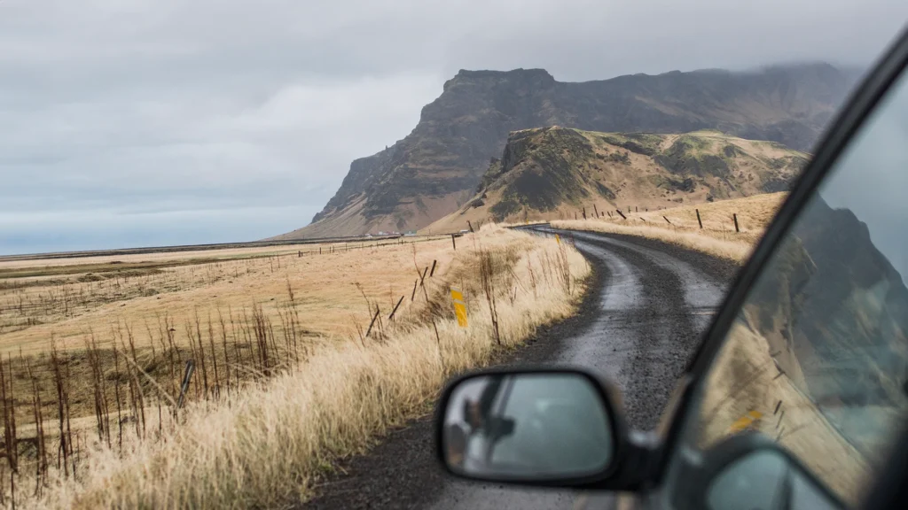 Carretera rural de Islandia vista desde un coche durante un viaje por libre