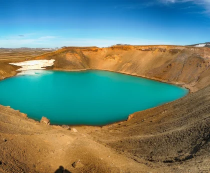 Cráter Víti en Krafla con su lago de aguas turquesas en el norte de Islandia