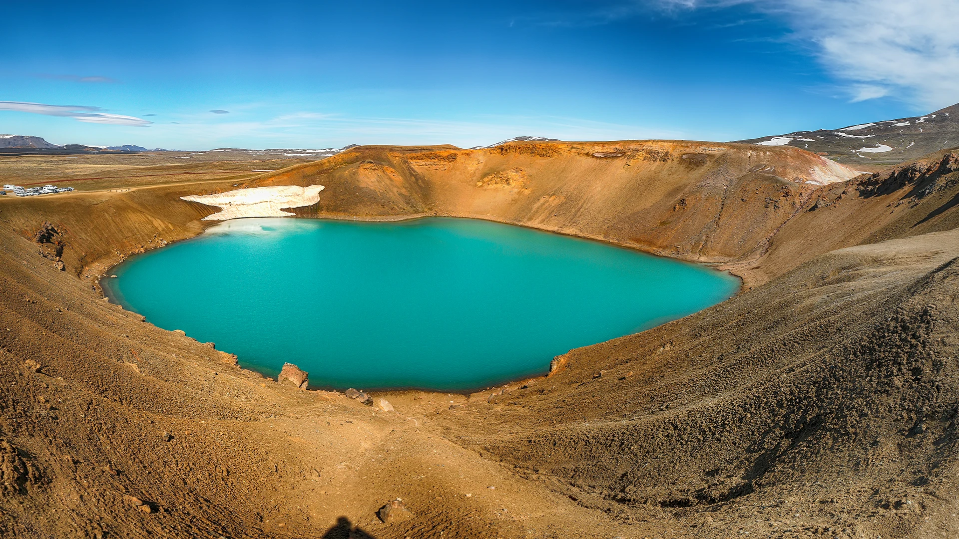 Cráter Víti en Krafla con su lago de aguas turquesas en el norte de Islandia