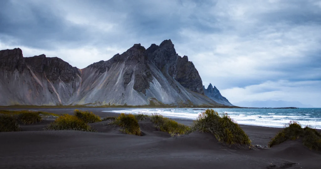 Dunas de arena negra frente a Vestrahorn en Stokksnes, Islandia