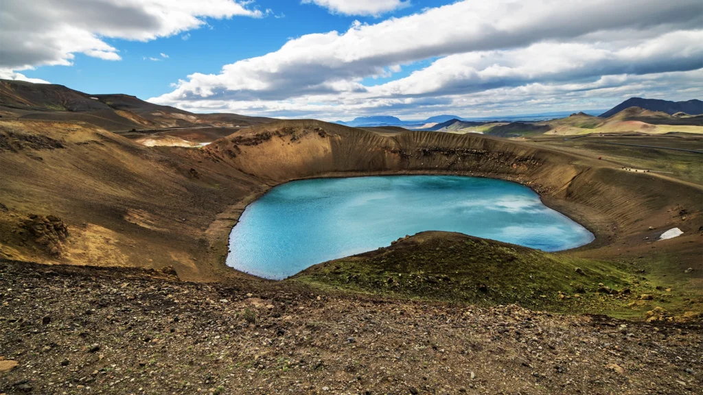 Lago turquesa del cráter Víti en Krafla rodeado de paisaje volcánico en el norte de Islandia