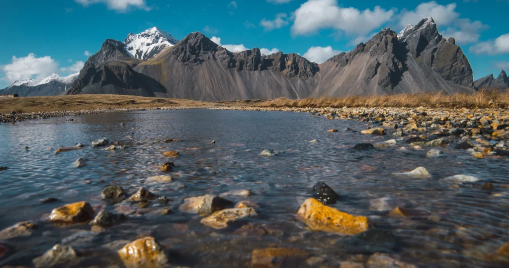 Montaña Vestrahorn junto al agua en Stokksnes, Islandia