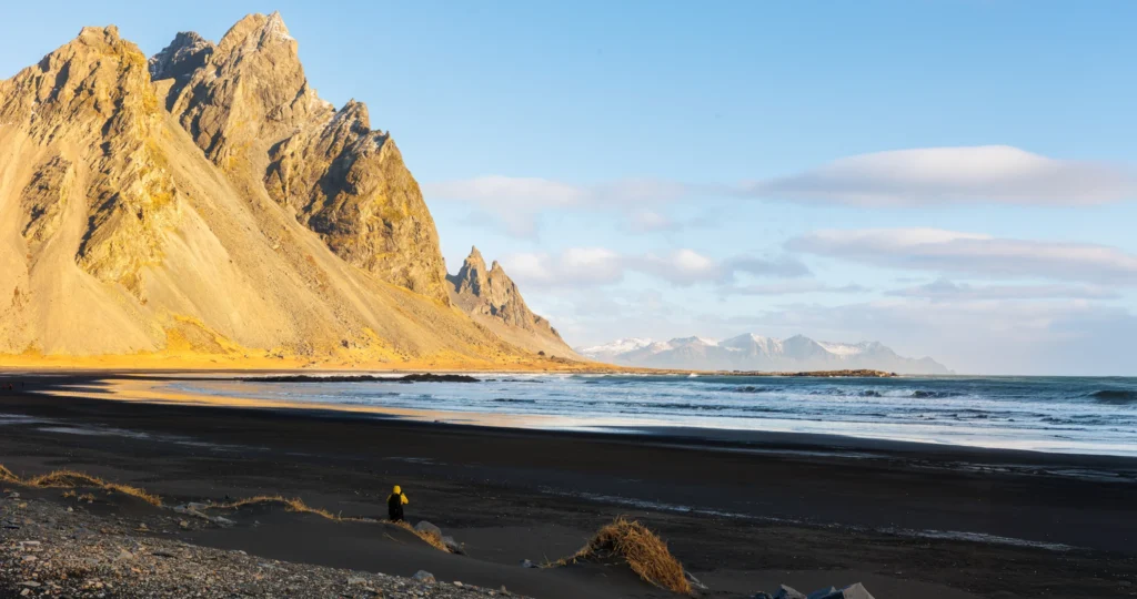 Playa de arena negra de Stokksnes junto a Vestrahorn en Islandia