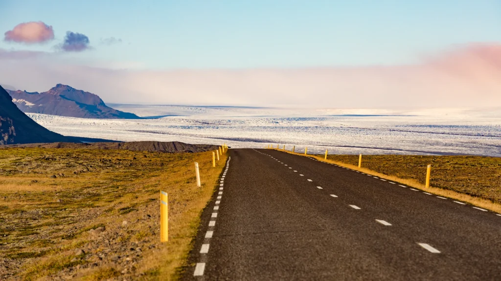 Carretera de circunvalación junto al paisaje abierto del Parque Nacional Vatnajökull, en Islandia.