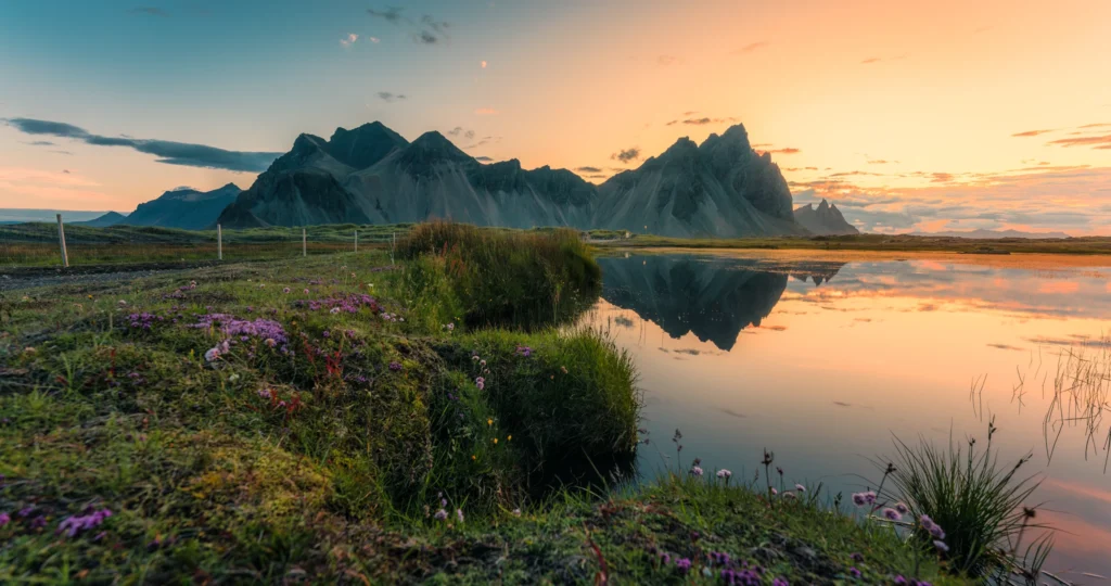 Vestrahorn al atardecer reflejado en el agua de Stokksnes, Islandia
