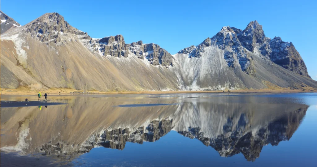 Vestrahorn con nieve reflejado en el agua de Stokksnes, Islandia