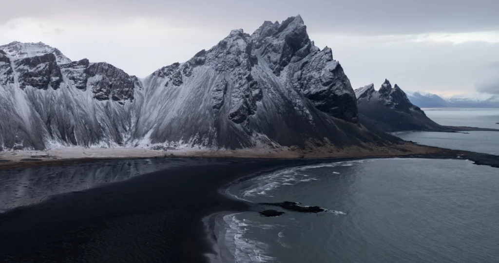 Vestrahorn nevado junto a la playa de arena negra de Stokksnes, Islandia