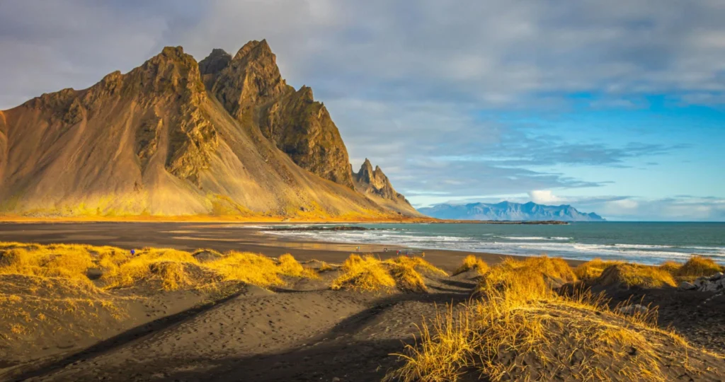Playa de arena negra de Stokksnes junto a Vestrahorn en Islandia