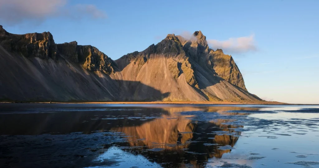 Montaña Vestrahorn reflejada en la playa de Stokksnes, Islandia