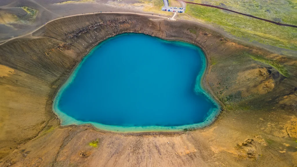Vista aérea del cráter Víti en Krafla y su lago de aguas azul turquesa en el norte de Islandia