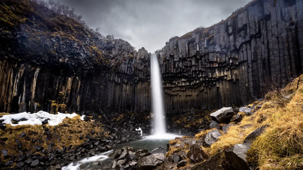 Svartifoss cae entre columnas de basalto en el parque de Skaftafell, Islandia.