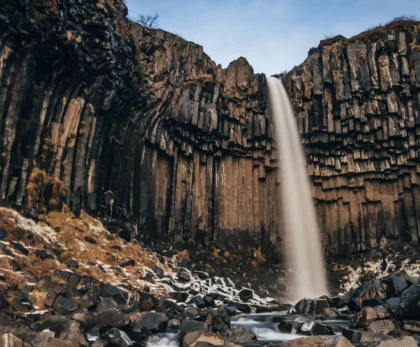 Svartifoss cae entre altas columnas de basalto en Skaftafell, Islandia.