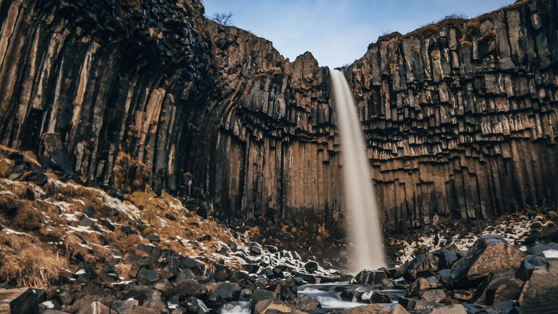 Svartifoss cae entre altas columnas de basalto en Skaftafell, Islandia.